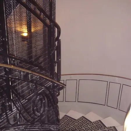 Suites&hôtel Helzear Champs-elysées 4*