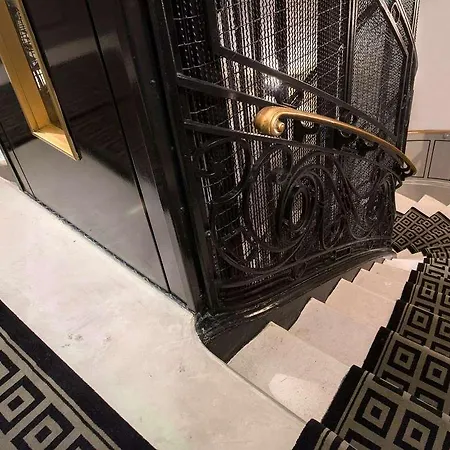 سويتس آند هوتل هلزير الشانزليزيه فندق 4*